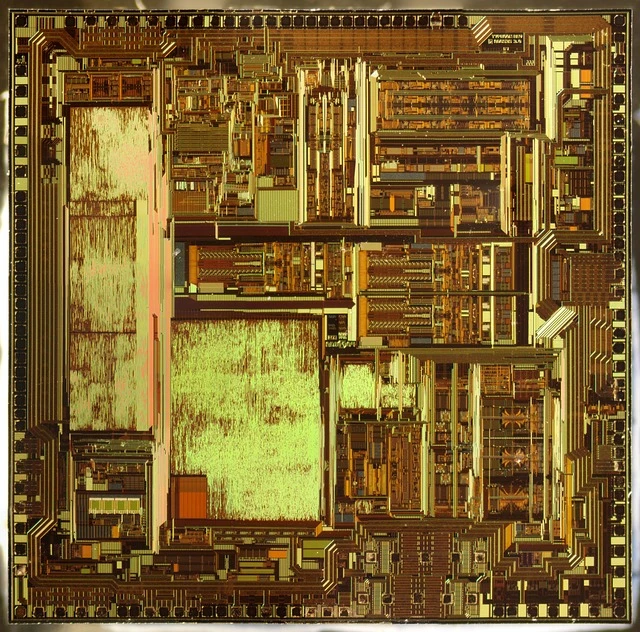 A pin configuration/selectable oscillator